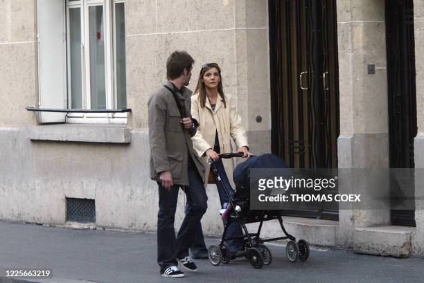 L'actrice Clotilde Courau et son mari le Prince Emmanuel Philibert de Savoie se promènent avec leur bébé Vittoria, le 29 mars 2004 à Paris. AFP PHOTO...