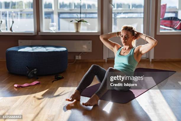 thuis aan het transeren. - sit ups stockfoto's en -beelden