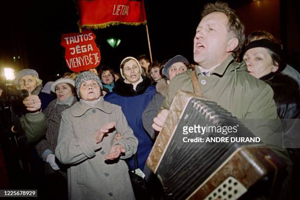 Picture taken on January 10, 1991 at Vilnius showing a man playing his accordeon in front of the Parliament during a demonstration in support of...