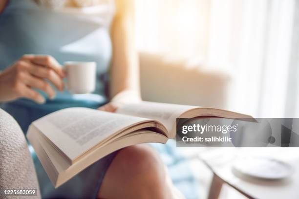 koffie en boeklezing met koffie - coffee table books stockfoto's en -beelden