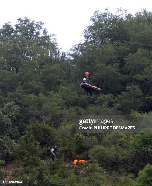 Des gendarmes hélitreuillent, le 22 Juin 2011, le corps carbonisé retrouvé hier sur les hauteurs de Tournon-sur-Rhône et qui pourrait être celui...