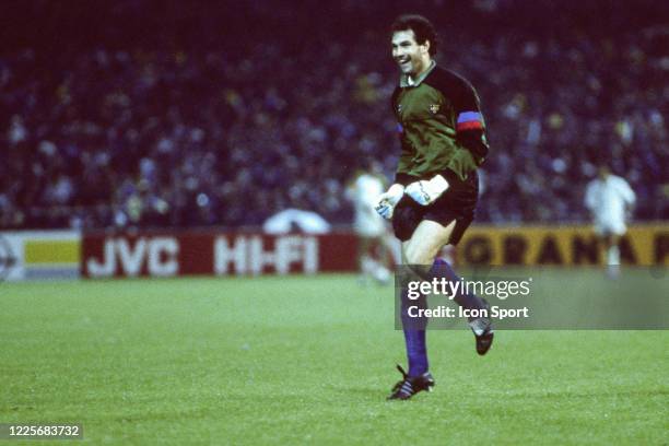 Andoni ZUBIZARRETA of Barcelona celebrate the goal during the European Cup Winners Cup Final match between Barcelona and Sampdoria, at Wankdorf...