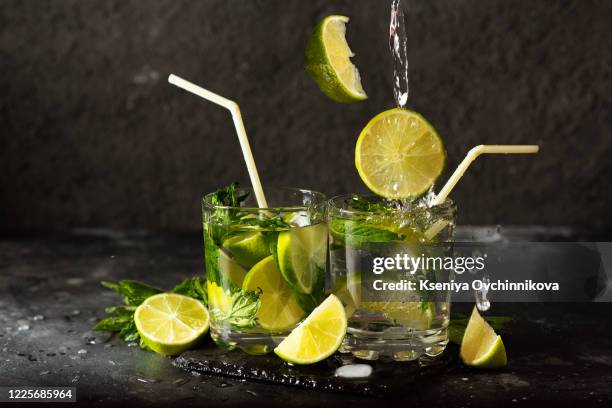 mojito drink with splash - mojito bildbanksfoton och bilder