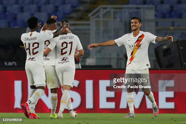 Jordan Veretout with his teammates of AS Roma celebrates after scoring the team's second goal during the Serie A match between AS Roma and Parma...