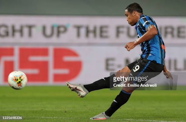 Luis Muriel of Atalanta BC scores his goal during the Serie A match between Atalanta BC and UC Sampdoria at Gewiss Stadium on July 8, 2020 in...