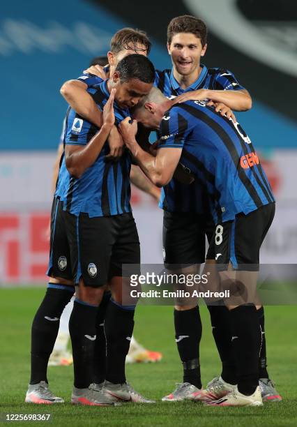 Luis Muriel of Atalanta BC celebrates his goal with his team-mates during the Serie A match between Atalanta BC and UC Sampdoria at Gewiss Stadium on...