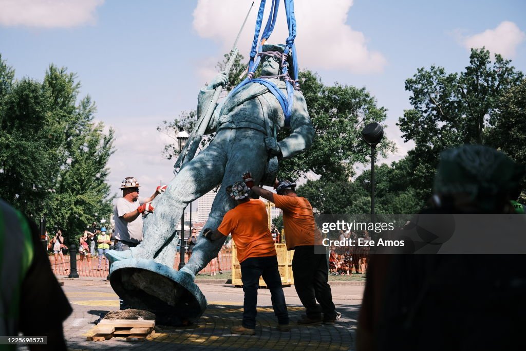 Richmond, VA Removes Monument To Confederate Soldiers