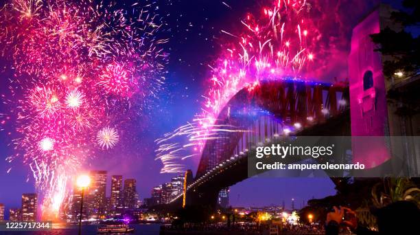 el puente del puerto de sídney en el espectáculo anual de fuegos artificiales de nochevieja de 2020 - sydney opera house fotografías e imágenes de stock
