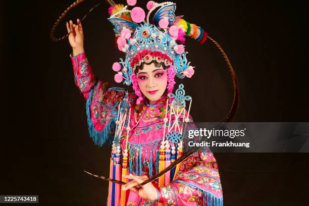 eine peking-opernschauspielerin auf der bühne - chinese opera stock-fotos und bilder