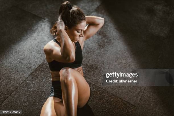 atletische vrouw die sit-ups in een gezondheidsclub uitoefent. - buikspieren stockfoto's en -beelden