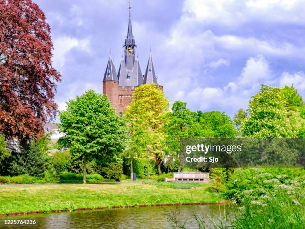 雲を背景に春の日にツウォレ、オーバーイセルの街でサッセンポールト - zwolle ストックフォトと画像