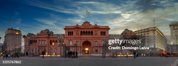 pink house of buenos aires, argentina - casa rosada imagens e fotografias de stock