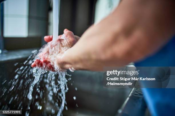 lavage des mains - se frotter les mains photos et images de collection