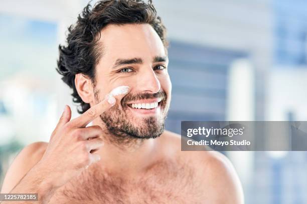 ik zorg ervoor dat mijn huid altijd in perfecte staat is - skincare stockfoto's en -beelden