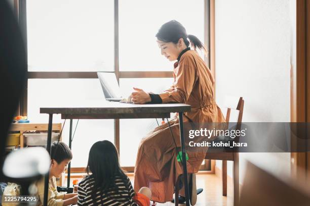 子供と自宅で働く母 - ビジネスウーマン　日本 ストックフォトと画像