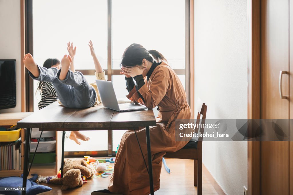 子供と自宅で働く母