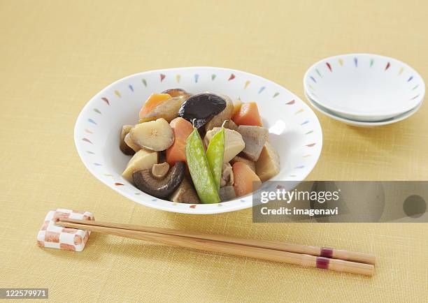 simmered vegetables, chikuzenni - chikuzenni stockfoto's en -beelden