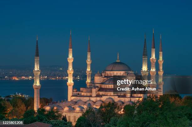 the blue mosque in fatih district of istanbul, turkey - blue mosque fotografías e imágenes de stock