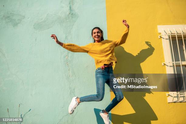 springen! - yellow stock-fotos und bilder