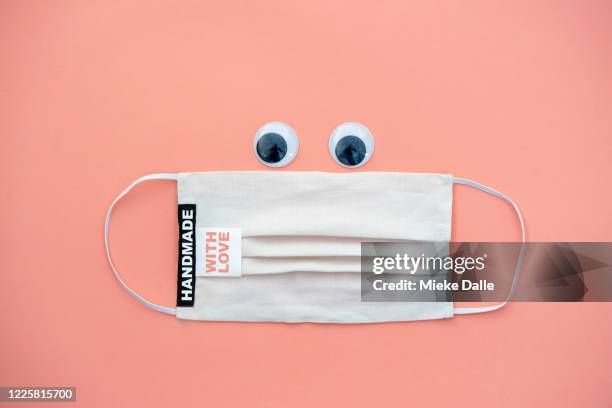 mondmasker met cartoon ogen - mondmasker - fotografias e filmes do acervo