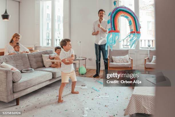 fiesta de cumpleaños durante el encierro de coronavirus - pinata fotografías e imágenes de stock