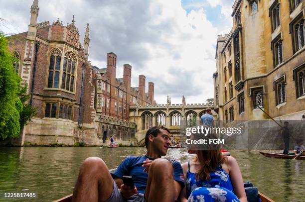 punting on the river cam, cambridge, vereinigtes königreich - punting stock-fotos und bilder