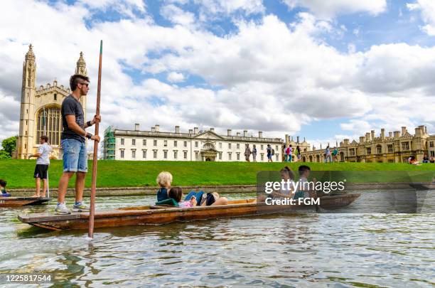 punting on the river cam, cambridge, regno unito - punting foto e immagini stock