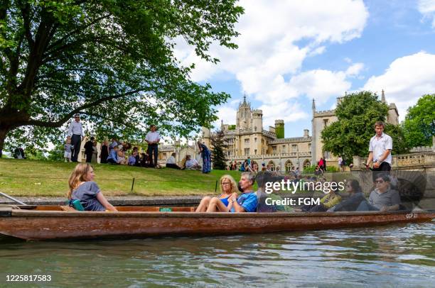 punting on the river cam, cambridge, regno unito - punting foto e immagini stock