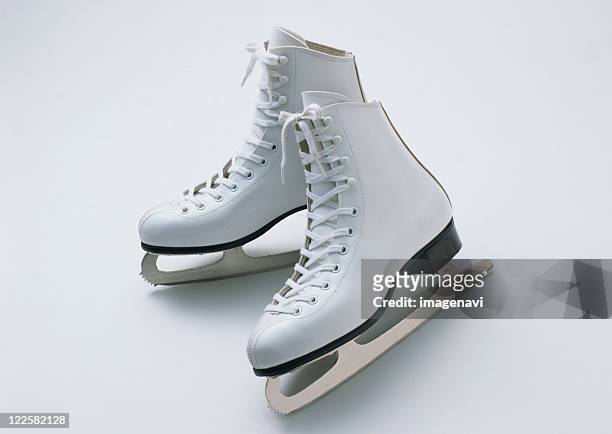 figure skating - ice skating pair fotografías e imágenes de stock