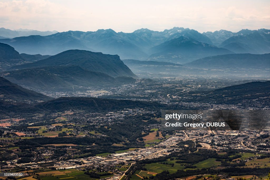 Luchtmening op de Franse stad chambery en zijn omgeving bij schemering met mist tussen de bergen van de Alpen