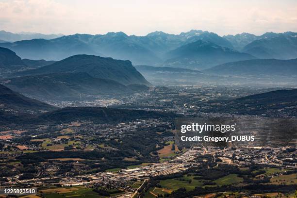 luchtmening op de franse stad chambery en zijn omgeving bij schemering met mist tussen de bergen van de alpen - chambery frankrijk stockfoto's en -beelden