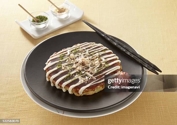 japanese pancake, okonomiyaki - okonomiyaki stock pictures, royalty-free photos & images