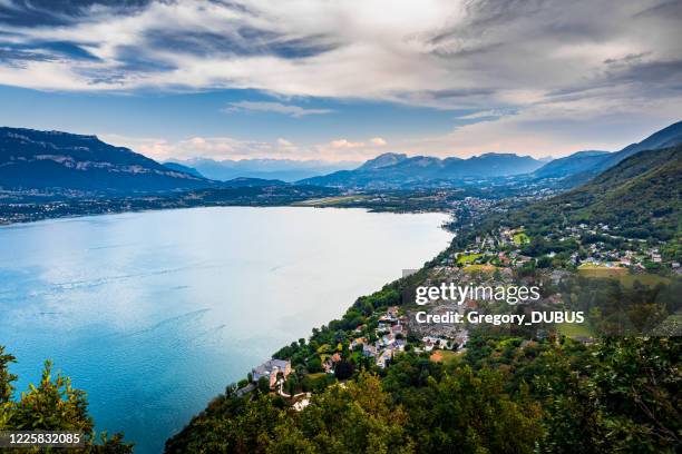 opgeheven gezichtspunt over klein frans dorp van bourdeau op de rand van meer bourget dichtbij aix les bains en chambery stad in de bergen van alpen - chambery frankrijk stockfoto's en -beelden