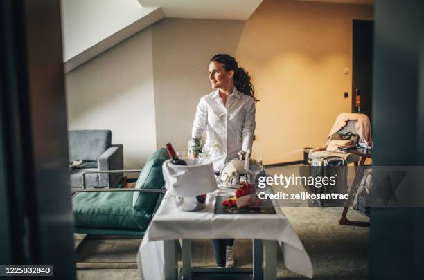 vassoio per la colazione con servizio in camera d'albergo - colazione hotel foto e immagini stock