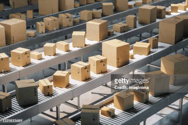 cajas en cinta transportadora - envase de cartón fotografías e imágenes de stock