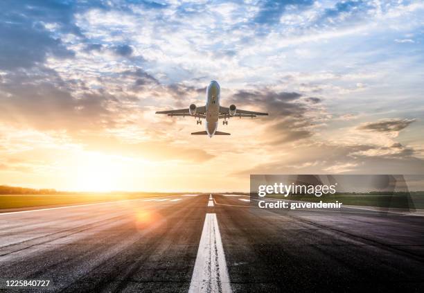 het vliegtuig dat van de passagier van bij zonsopgang neemt - the launch of london city island stockfoto's en -beelden