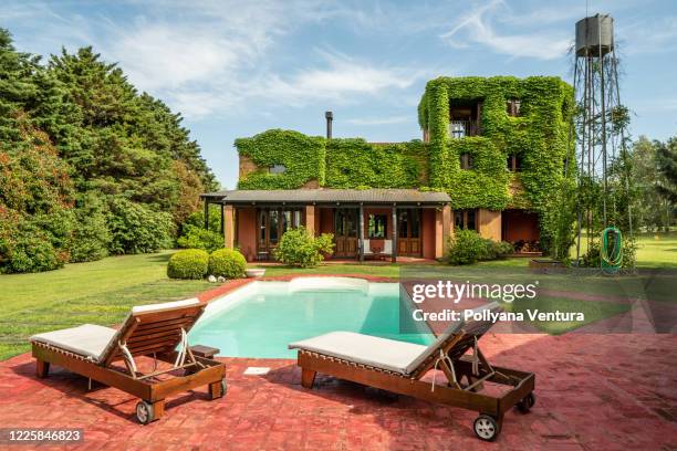 country house with pool - farmhouse stock pictures, royalty-free photos & images