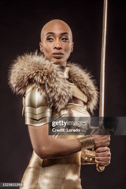 golden viking inspirado guerrera mujer en el estudio tiro - wakanda forever pose fotografías e imágenes de stock