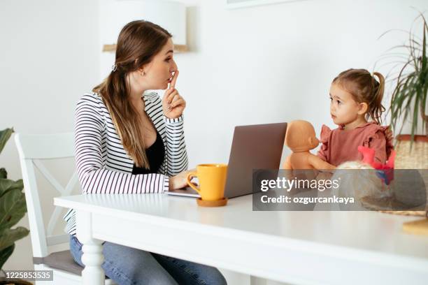 het hebben van een productieve dag - mother daughter webcam stockfoto's en -beelden