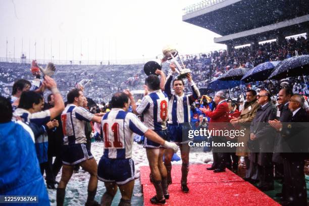 Fernando GOMES of Porto celebrate the victory with the trophy during the Intercontinental Cup, Toyota Cup match between Porto CF and Penarol,...