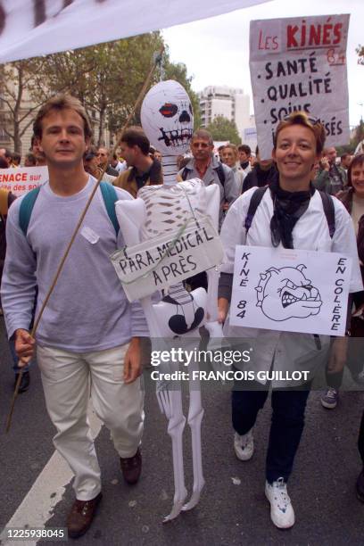 Plusieurs milliers de kinésithérapeutes et d'infirmières manifestent, le 06 octobre 2000 à Paris, pour la revalorisation de leurs tarifs. Les kinés...