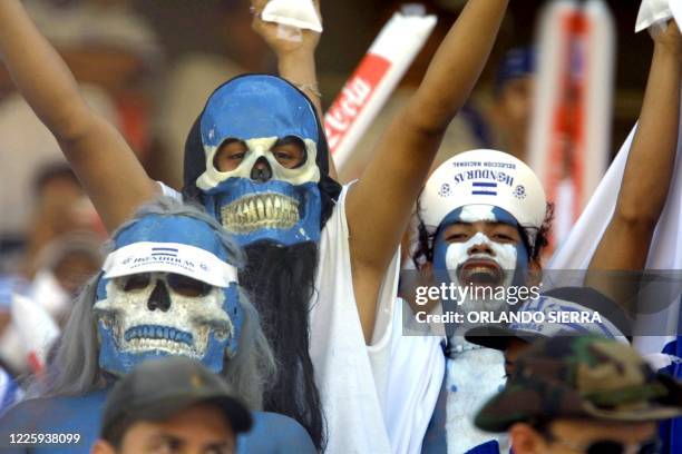 Fans from honduras are hopefull, 07 October 2001 at the World Concacaf soccer competition. Aficionados hondurenos esperan, el 07 de Octubre el inicio...