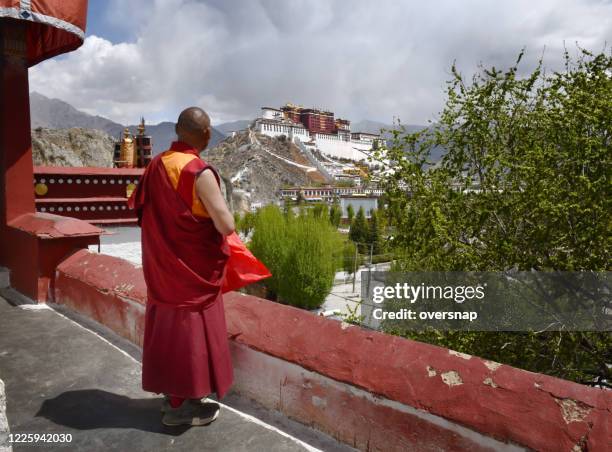 lhasa - dalai lama fotografías e imágenes de stock