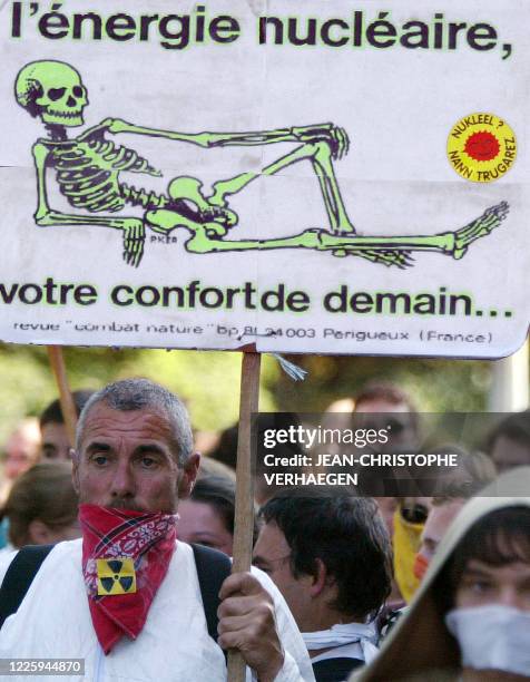 Des personnes manifestent lors d'un rassemblement national antinucléaire pour protester contre le stockage souterrain des déchets radioactifs...