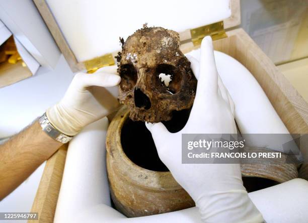 Le paléopathologiste du CHU de Lille, Philippe Charlier, montre, le 29 septembre 2004, le crâne d'Agnès Sorel, maîtresse et inspiratrice du roi de...