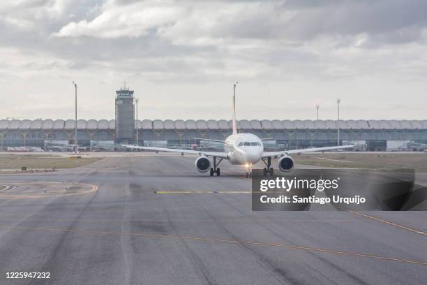 airplane moving to the madrid barajas airport runway - madrid barajas airport stock-fotos und bilder