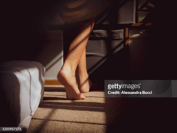 dreaming of summer - barefoot foto e immagini stock