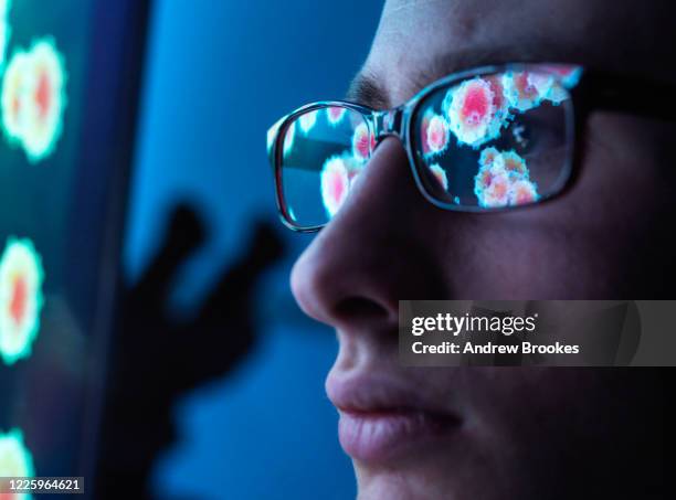 pharmaceutical research into diseases and pandemics. scientist using a 3d model of a virus on a screen to understand the construction of a virus in the laboratory. - 3 d glasses foto e immagini stock