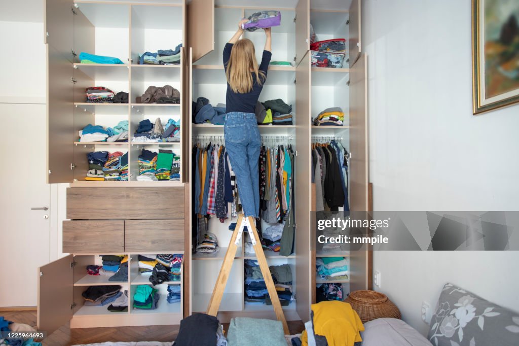 Garderobe während der Häuslicher Isolierzeit arrangieren