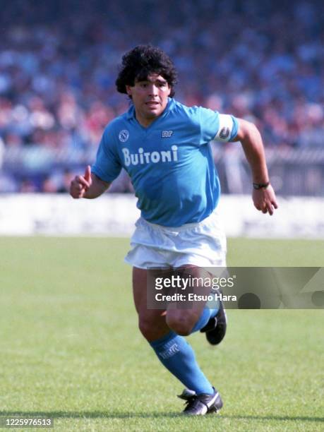 Diego Maradona of Napoli in action during the Serie A match between Napoli and Fiorentina at the Stadio San Paolo on May 10, 1987 in Naples, Italy.